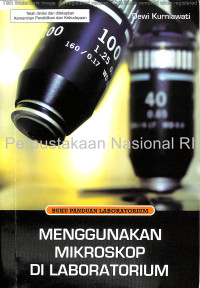 Image of Menggunakan mikroskop di laboratorium